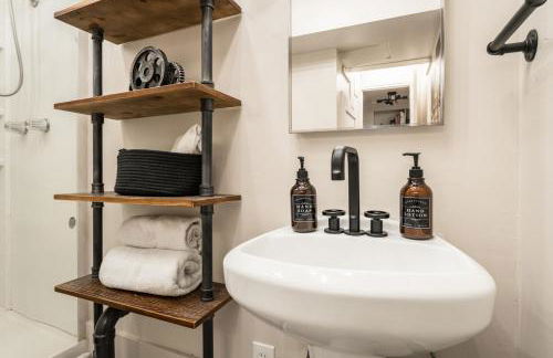 Awaken Your Senses King Bed BSU Parking - Foto 29