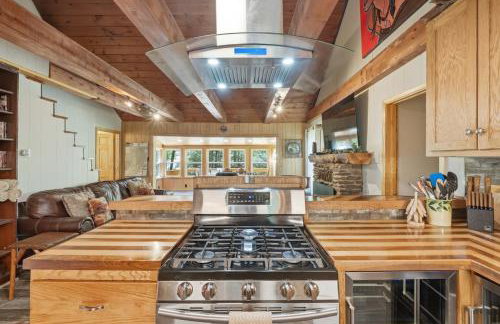 Sitting Bear Cottage with Hot Tub - Photo 3