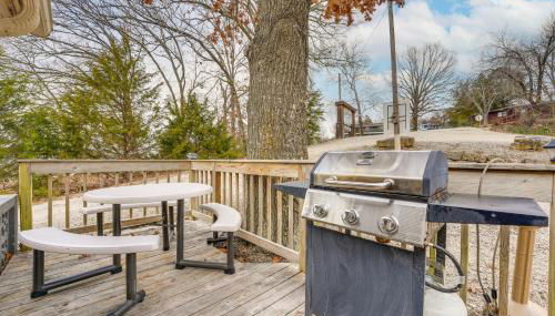 Walk to Lake and Trails Cape Fair Retreat with Grill! - Foto 2