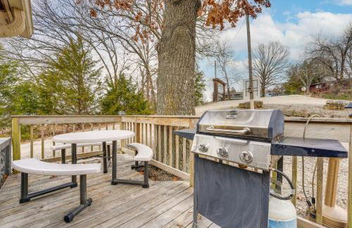 Walk to Lake and Trails Cape Fair Retreat with Grill! - Foto 2