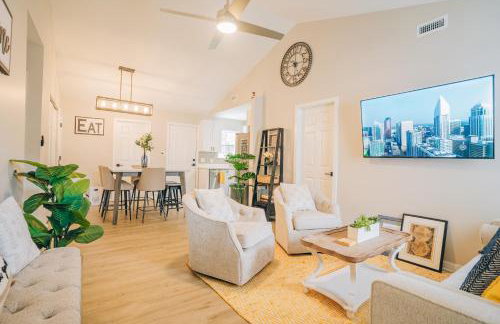 City Retreat - 4 Bedroom Oasis with King & Private Yard near Downtown - Foto 45
