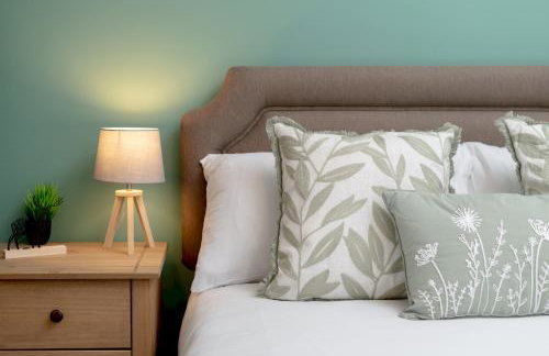 Stylish 2-Bed Flat with Balcony Near Haymarket - Pass the Keys - Foto 30