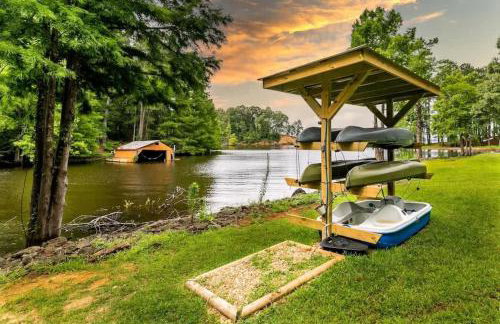 Lakefront 3BR with Bunkhouse and Kayaks, Rowboat Included - Foto 1
