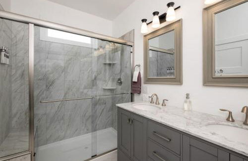 Walkable Downtown 5BR - Hot Tub and Resort Access - Foto 20