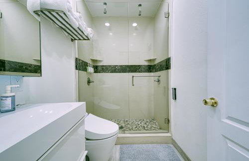 Stylish Modern Home, AC, Parking & Near FWYs - Foto 4