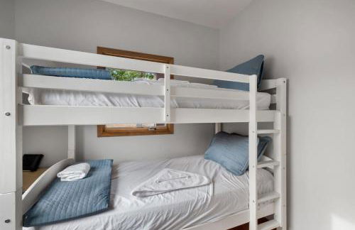 Two Cabins Retreat in Woods Resort - Dog-Friendly - Foto 26