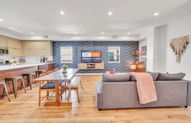 Luxurious Townhome - Photo 21