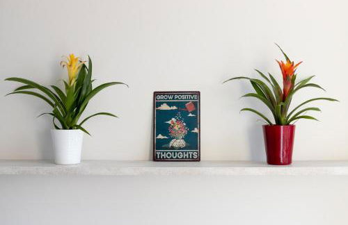 GuestHost -Elegant Seaside Apartment with Pool and Parking - Foto 27