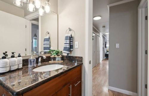 Vibrant 2bed Condo - Stroll to SEA Space Needle - Foto 27