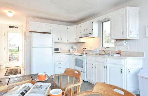 Waterfront Fun at this Huge Family Estate - Foto 72