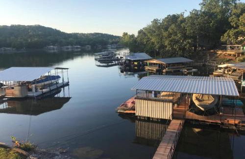 Charming Waterfront Cabin - Sleeps 10 - Photo 2