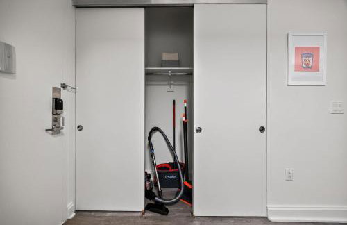 FiDi 1 BR w Work Setup by Anyplace - 11729 - Foto 24