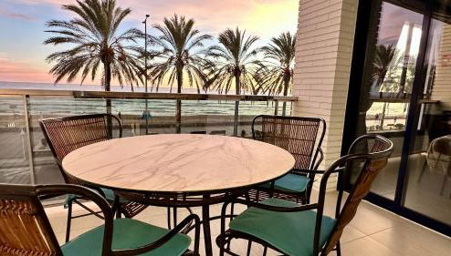 Calafell en primera linea de mar con piscina - Foto 1