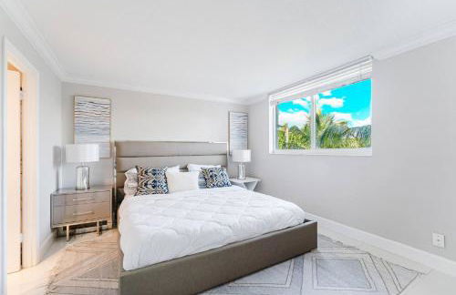 Boca Beachside 2BR 2BA with Pool and Balcony Steps to Sand - Foto 5