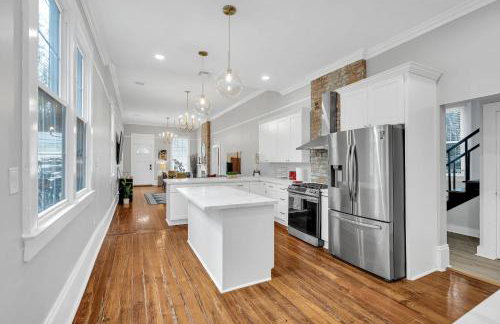 Bright Uptown home w gated parking - Foto 11