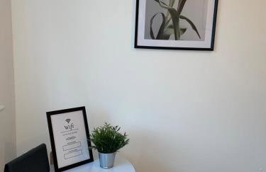 Lovely 2 bed house Cannock Driveway for 2 vehicles Perfect for contractors Business Travellers Short Stays Close to M54 M6 i54 A38 A5 McArthur Glen Designer Outlet - Foto 14