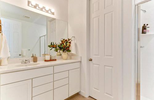 Modern 4BR Home Rooftop Patio Mountain Views - Foto 34