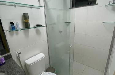 No Atalaia, Fort Poseidon rua do Atalho a 700 metros da praia do Atalaia, apartamento novo decorado, varanda, sala de estar e jantar, 02 suítes, 03 banheiros, lavanderia, cozinha, piscina, churrasqueira, salão de jogos, vista parcial das dunas e mar - Photo 50