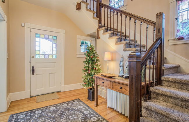 5bddowntown Victorian Charmhot Tub, Firepit - Photo 38