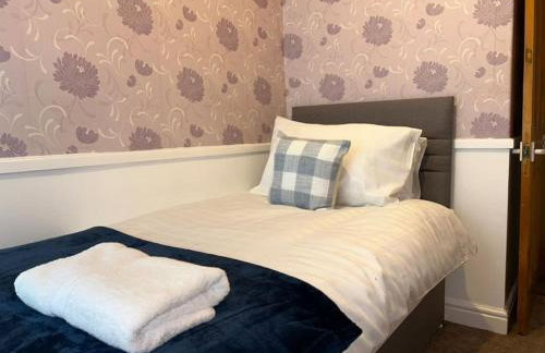 Homely 3 Bed House Halifax - Foto 12