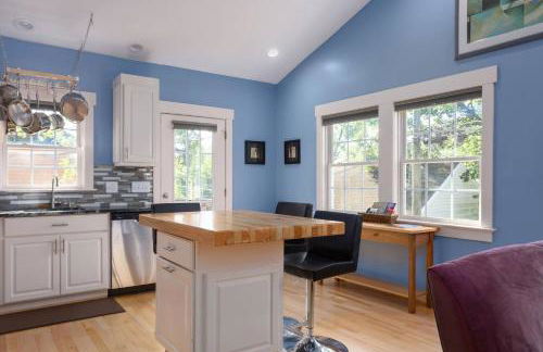 Back Alley Apartment, walk Downtown and Duke - Photo 7