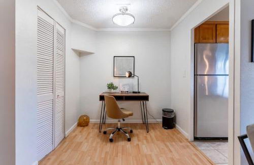 Vibrant Downtown, King Bed, Work Desk & Kitchen - Foto 9