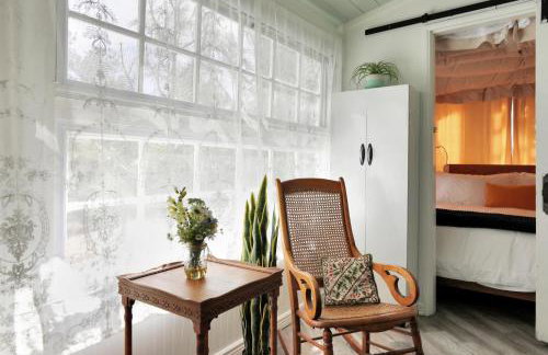 Timeless Pineview Cottage Hot Tub & Pet Friendly - Photo 25