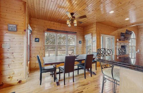 Peaceful Waterfront Retreat Sleeps 8 Dock is available & Grill - Photo 10