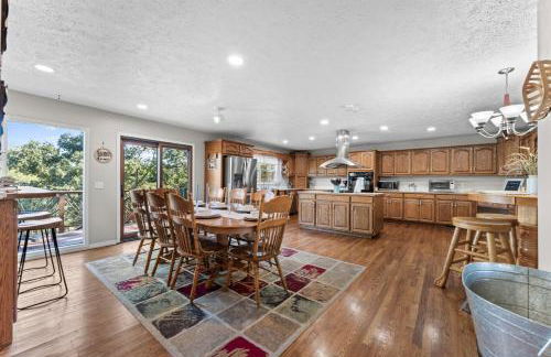 Lakefront Retreat with Deck Movie Room and Yard - Foto 24