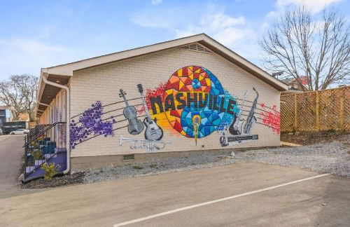 Vibrant Neon Condo Near Restaurants, Coffee and Bars - Foto 29