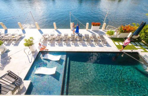 The Modern Castle Canal View Access Rooftop Living Greenhouse VlLLAS - Foto 8