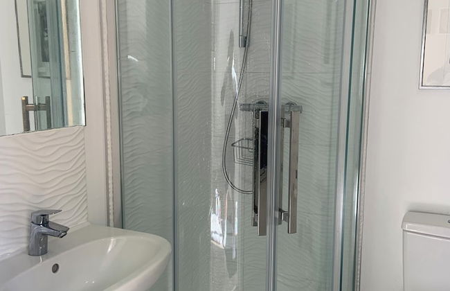 1-bed - Sleeps 2 - Pet Friendly w Parking - Foto 7