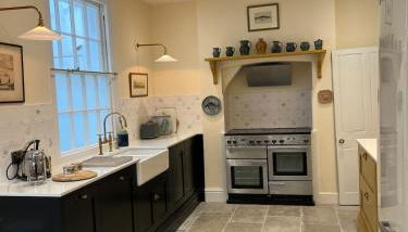 Amazing Large House, Lovely Newly Fitted Kitchen, Sleeps 8 , Nice Views and Garden, Plus a Beach Hut that is Located on Lyme Regis Beach - Foto 3