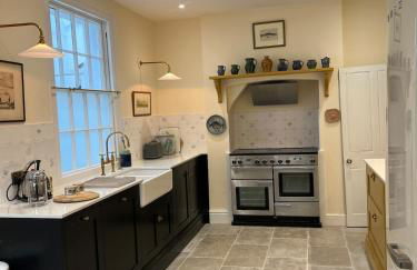 Amazing Large House, Lovely Newly Fitted Kitchen, Sleeps 8 , Nice Views and Garden, Plus a Beach Hut that is Located on Lyme Regis Beach - Photo 3