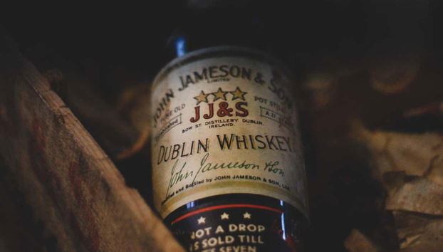 Uma garrafa antiga de whisky Jameson