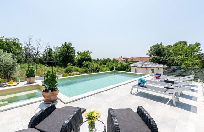 Modern Villa With Swimming Pool and Fenced Garden - Photo 24