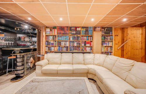 Stunning! Pocono Escape! HotTub Sauna Pool Ski Pet-Friendly Firepit Game Room Fireplace BBQ Lakes Tennis Fishing - Foto 46