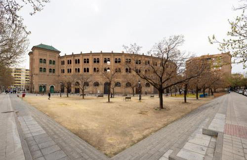 Duerme junto a la Plaza de Toros de Granada. - Foto 2