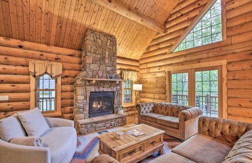 Splendid Family Cabin with Hot Tub and Grill! - Foto 1