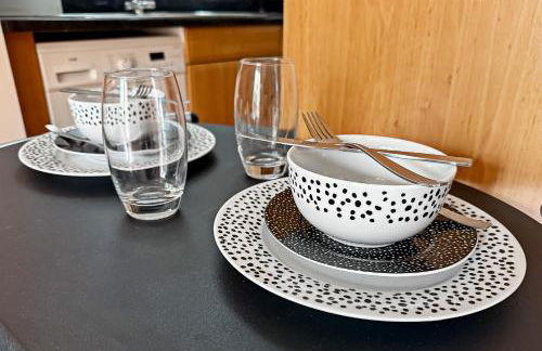 Stylish Town Centre Apartment, ALLOCATED FREE PARKING SPACE, RICKMANSWORTH HIGH STREET, Modern Decor, Juliet Balcony, Walking Distance to Rickmansworth Station Metropolitan Line - Foto 36