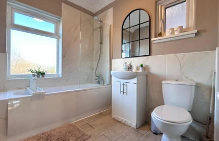 Fully Furnished New Malden 3BDR Home with Parking Washer Dryer and Garden near Kingston - Foto 20