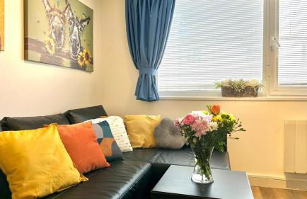 Central Apartment with 75inch TV Netflix - Photo 5