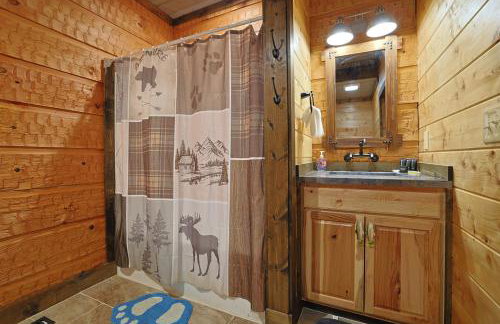 2BR Fishing Cabin w Fire Pit, Hot Tub, EV Charger - Foto 39