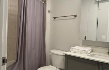 Cozy 2 bedroom condo by lakeshore - Foto 34