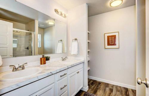 BRAND NEW 4-BDRM HOME Farmhouse at Grand Rapids - Foto 12