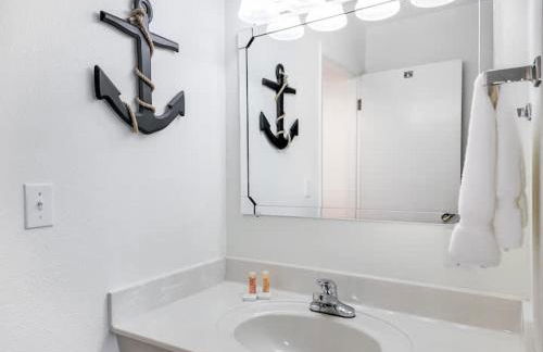 Oceanfront Suite - Top Floor - Sleeps 4 - Pool and Sauna - Foto 28