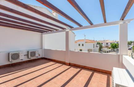 Serene Duplex House With Patio by LovelyStay - Foto 29