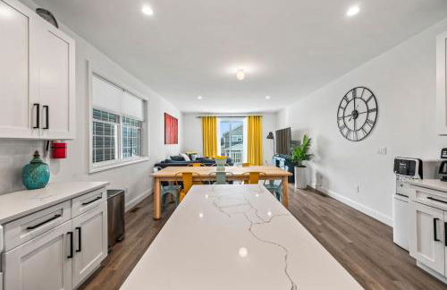 Beach House Steps away from the Boardwalk and Beach with Ocean Views in Seaside Heights! - Foto 8