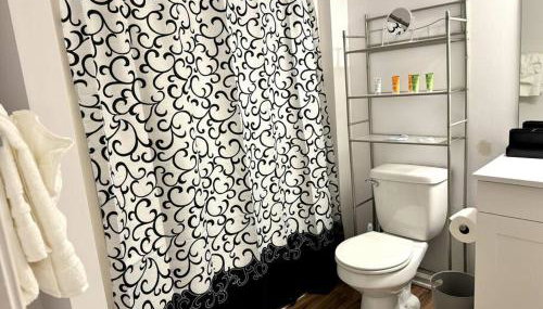 Bright Spacious Renovated Home Master on Main - Foto 5