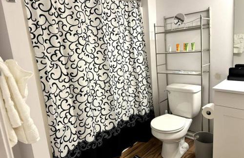 Bright Spacious Renovated Home Master on Main - Foto 5